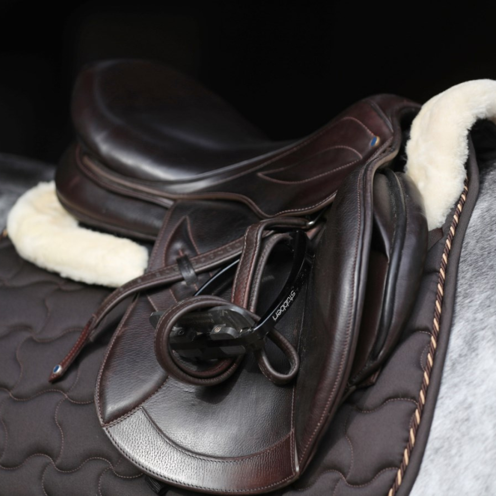 Seglu spilvens ar mākslīgo kažokādu, melns