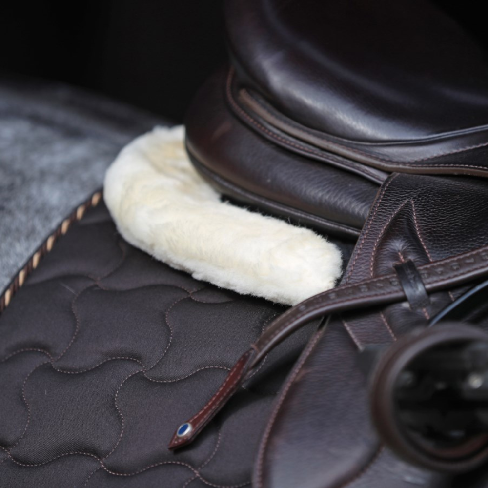 Seglu spilvens ar mākslīgo kažokādu, melns